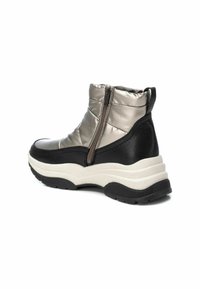 XTI Botines con plataforma - black