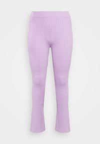 Leggings roxos com efeito plissado e barra larga, feitos de um tecido texturado. Cintura elástica para um ajuste confortável.