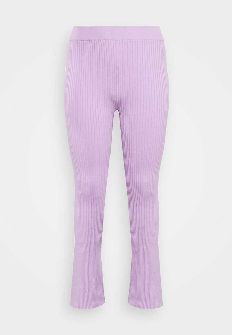 Leggings roxos com efeito plissado e barra larga, feitos de um tecido texturado. Cintura elástica para um ajuste confortável.