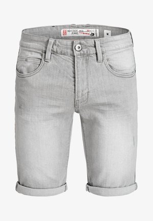 Lichtgrijze denim shorts met een opgerolde pijp, voorzien van vijf zakken, een knoopsluiting en een label binnenin voor maat- en merkidentificatie.