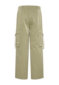 Khaki cargo nohavice s širokým strihom, dvoma bočnými vreckami, detailmi na sťahovanie, hladkou textúrou a stredne vysokým pásom.