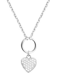 Collana d'argento con anello rotondo e ciondolo a forma di cuore incrostato di cristalli trasparenti, che riflette la luce con dettagli intricati.