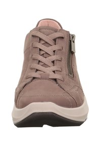 Graue Wildleder-Sneaker mit runder Zehenpartie, Schnürverschluss, seitlichem Reißverschluss und weißer Gummisohle. Texturierte Oberfläche mit Nähakzenten.