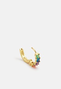 Gouden oorring met drie rechthoekige, multicolore edelstenen (groen, blauw, paars) in een gladde, gepolijste afwerking.