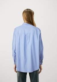 GAP THE BIG SHIRT - Nööpidega pluus - blue/white