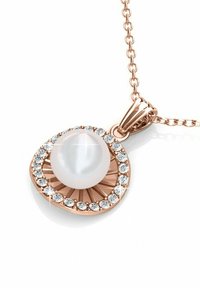 Pendente in oro rosa con una perla bianca centrale, circondata da un alone circolare di piccoli gemelli trasparenti e un design rigato. Catena inclusa.