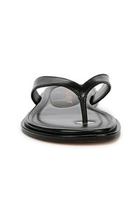 Sandales thong noires avec un design élégant, en cuir lisse, et une semelle plate avec des accents minimalistes.
