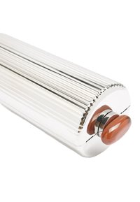 Srebrna cylindryczna obudowa o ryflowanej teksturze, zaokrąglona pokrywa, polerowane wykończenie oraz kontrastujący brązowo-czerwony przycisk z drewnianym zamknięciem.