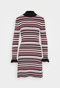 Abito a maglia a costine con collo alto, caratterizzato da righe orizzontali in rosa, bianco e nero. Maniche lunghe con polsini arricciati.