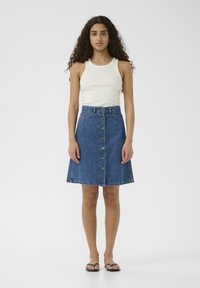Jeans-A-Linien-Rock mit Knopfverschluss vorne, hochgeschnittenem Design und blauer Farbe. Verfügt über einen geraden Saum und zwei Taschen.