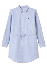Vestito camicia a righe azzurro chiaro e bianco con colletto, bottoni sul davanti, maniche lunghe e cintura in vita. Presenta un piccolo logo sul petto.