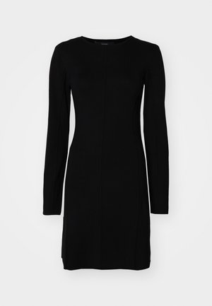 Abito nero a maniche lunghe realizzato in tessuto a coste. Presenta una silhouette aderente, scollo rotondo e un dettaglio con cucitura centrale.