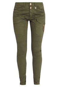 Pantalon cargo olive vert coupe slim avec taille à double bouton, poches à rabat à l'avant et poche latérale zippée sur la cuisse droite.