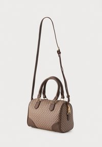 Καφέ τσάντα χειρός με διπλές επάνω λαβές, ρυθμιζόμενο λουρί ώμου και διακοσμητικά στοιχεία σε χρυσό τόνο. Υφασμάτινη με υφή και δομημένο σχήμα.