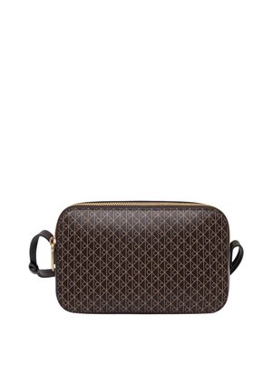 Piccola borsa rettangolare in pelle marrone scuro con motivo geometrico ripetuto marrone chiaro e cerniera dorata con manici laterali in pelle nera.