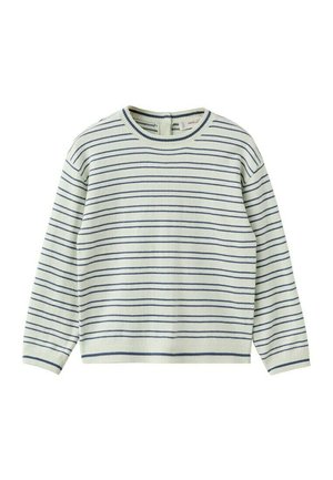 Pull blanc à col rond avec de fines rayures horizontales bleu marine et manches longues.