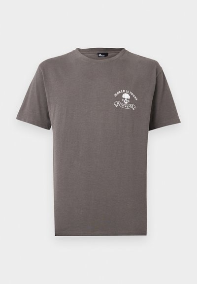 Σκούρο γκρι κοντομάνικο μπλουζάκι με λευκό γραφικό κρανίου και κείμενο «WORLD IS YOURS WILD HEART» στο αριστερό στήθος.