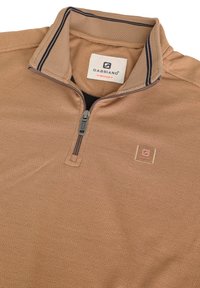 Lichtbruine ritspullover van een gestructureerde stof, met een zwarte binnenvoering, contrasterende marineblauwe strepen op de kraag en een GABBIANO logo patch.
