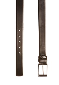 Ceinture en cuir noir avec une texture lisse, cinq trous pour l'ajustement et une boucle rectangulaire en métal argenté.