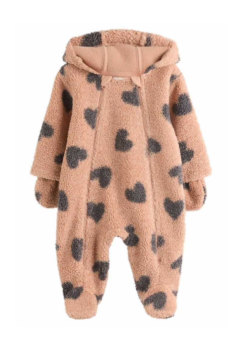 Fleece overall i persika med grå hjärtmönster, inklusive huva och fastsydda vantar. Mjuk textur och löst sittande design.