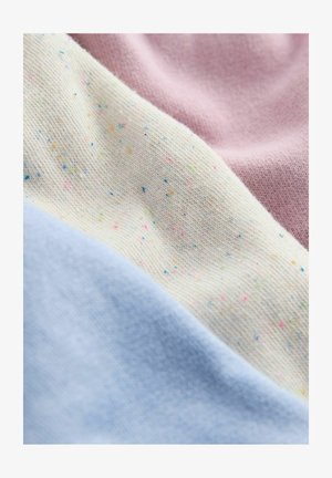 Textilien in Pastellrosa, Creme mit bunten Sprenkeln und Hellblau. Weiche Stricktextur mit sichtbaren Nähten.