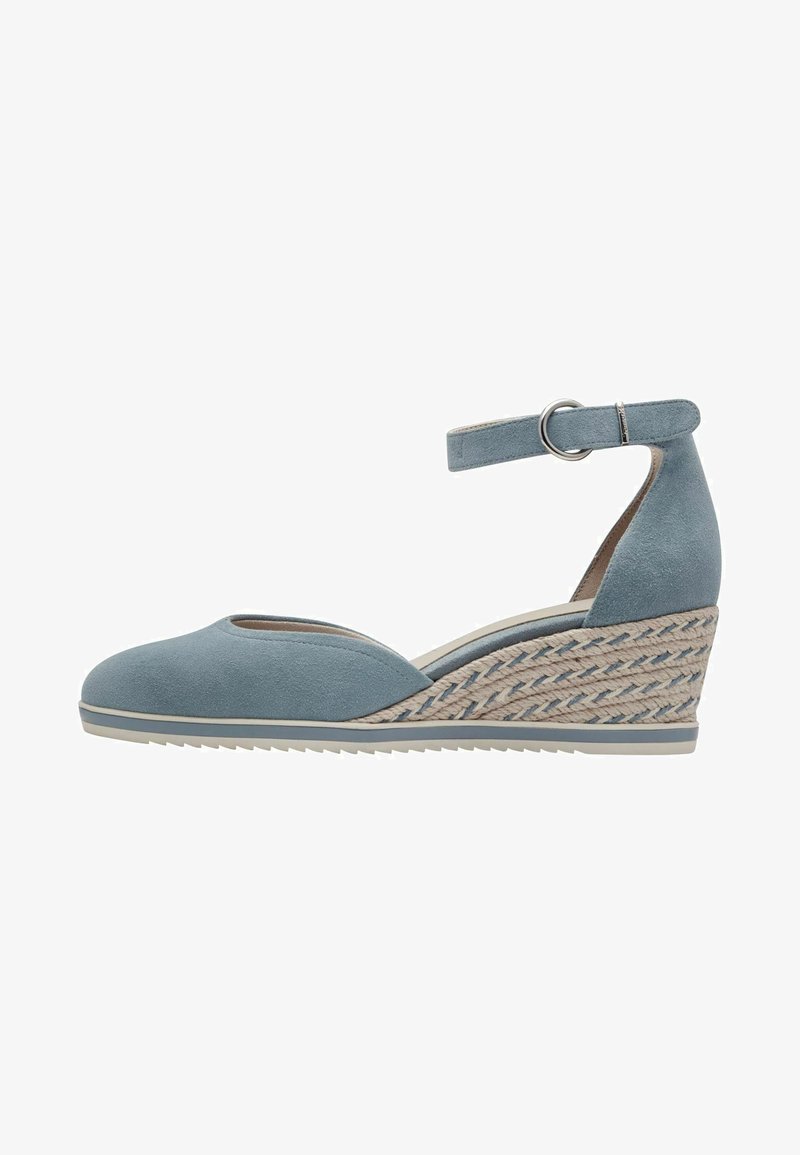 Scarpe wedge in suede blu chiaro con cinturino alla caviglia, dettagli in juta intrecciata sul tacco e design con punta arrotondata. Suola in gomma per una migliore aderenza.