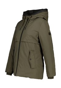 Giacca invernale con cappuccio verde oliva, dotata di zip frontale, cappuccio regolabile, tasche a patta con bottoni e polsini a costine, su sfondo bianco.