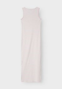 Robe longue rayée en coton doux, présentant des rayures horizontales rose clair et blanches, un col arrondi et une conception sans manches.