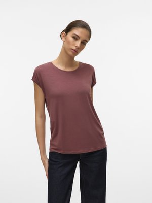 Bordeaux kleurig t-shirt met korte mouwen, een ronde halslijn, een gladde textuur, een relaxte pasvorm, gecombineerd met rechte spijkerbroek in donkerdenim.