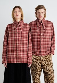 Sister Jane DYLAN CHECK UNISEX - Blusa com botões - red