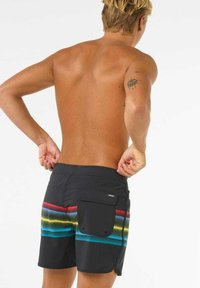 Bañador negro con un patrón de rayas horizontales multicolores en rojo, amarillo y azul, con un bolsillo trasero y una textura suave.