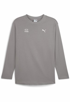Grå langærmet t-shirt lavet af bomuld, med rund halsudskæring, hvide Puma-logoer på fronten og en enkel, glat tekstur.