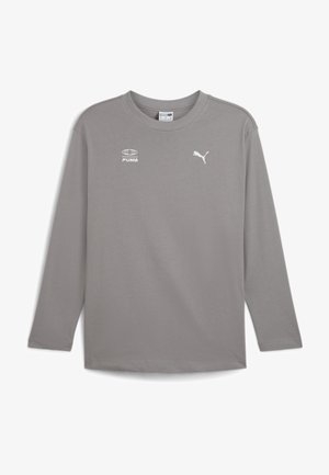Camiseta gris de manga larga hecha de algodón, con cuello redondo, logos blancos de Puma en la parte frontal y una textura simple y suave.
