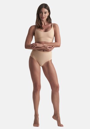 Beige twee-delig zwemset gemaakt van gladde stof, met een aansluitende top met brede banden en een high-waisted onderstuk.