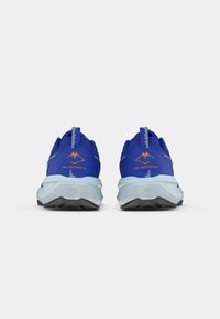 Μπλε αθλητικά παπούτσια τρεξίματος με πλεκτό άνω μέρος υφάσματος, αντίθετο πορτοκαλί λογότυπο και πολύχρωμο μαύρο ελαστικό πέλμα. Διαθέτουν μαλακή επένδυση στον αυχένα της φτέρνας.