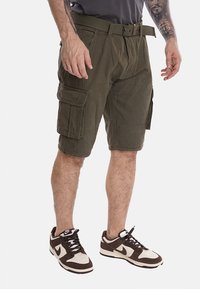 Pantaloni cargo verde oliva con due tasche laterali, una cintura e una vestibilità comoda. Realizzati in tessuto resistente, con cuciture rinforzate.