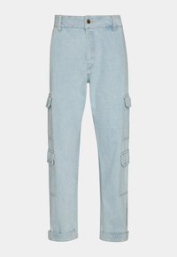 Pantaloni cargo in denim azzurro chiaro con vita aderente, tasche laterali e orli arrotolati. Texture morbida con un design informale.