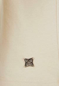 PEQUS CHEST LOGO  - T-shirts med print - cream