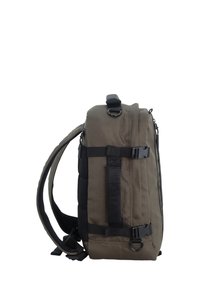 Zaino verde oliva di forma rettangolare, con spallacci neri, chiusure laterali a fibbia e una maniglia superiore. Tessuto liscio con finitura opaca.