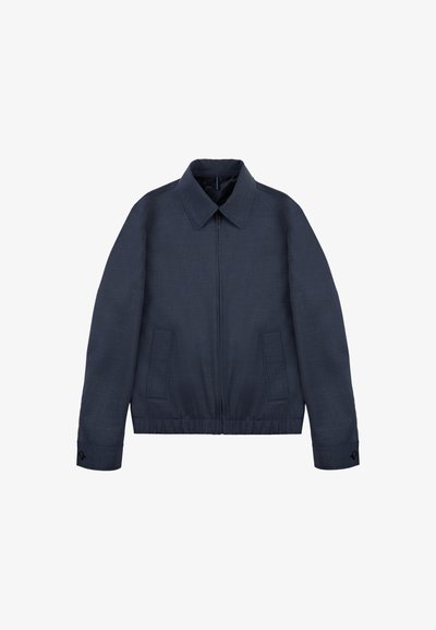 Granatowa kurtka zapinana na zamek z wysmuklonym kołnierzem, dwoma przednimi kieszeniami, długimi rękawami z guziczkami oraz elastycznym pasem.