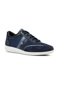 Sneaker blu navy con materiali in rete e camoscio, punta rotonda, design con lacci, suola in gomma bianca e sottili dettagli metallici.