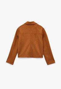 Giacca di suede marrone con colletto, design cropped, maniche lunghe e dettagli cuciti sul retro. Texture liscia, nessun hardware visibile.