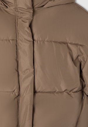 Giubbotto imbottito marrone caratterizzato da una texture liscia, chiusura con zip, cappuccio e sezioni lavorate a righe orizzontali per isolamento.