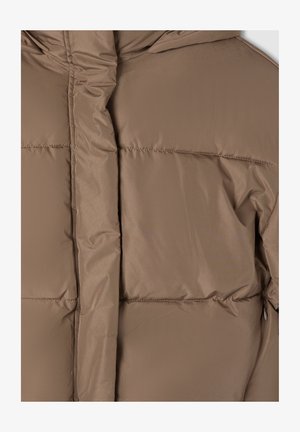 Giubbotto imbottito marrone caratterizzato da una texture liscia, chiusura con zip, cappuccio e sezioni lavorate a righe orizzontali per isolamento.