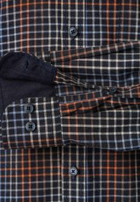 Herren Flanellhemd mit einem schwarz-orange-weißen Karomuster. Verfügt über Knopfverschlüsse und einen kontrastierenden kragen und Manschetten in Marineblau.