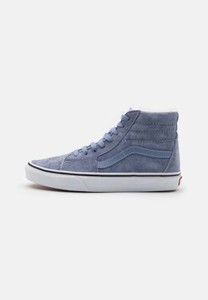 Højtop sneaker i blå ruskind med hvid gummisål, sidestribe og blå snørebånd på en ensfarvet baggrund.