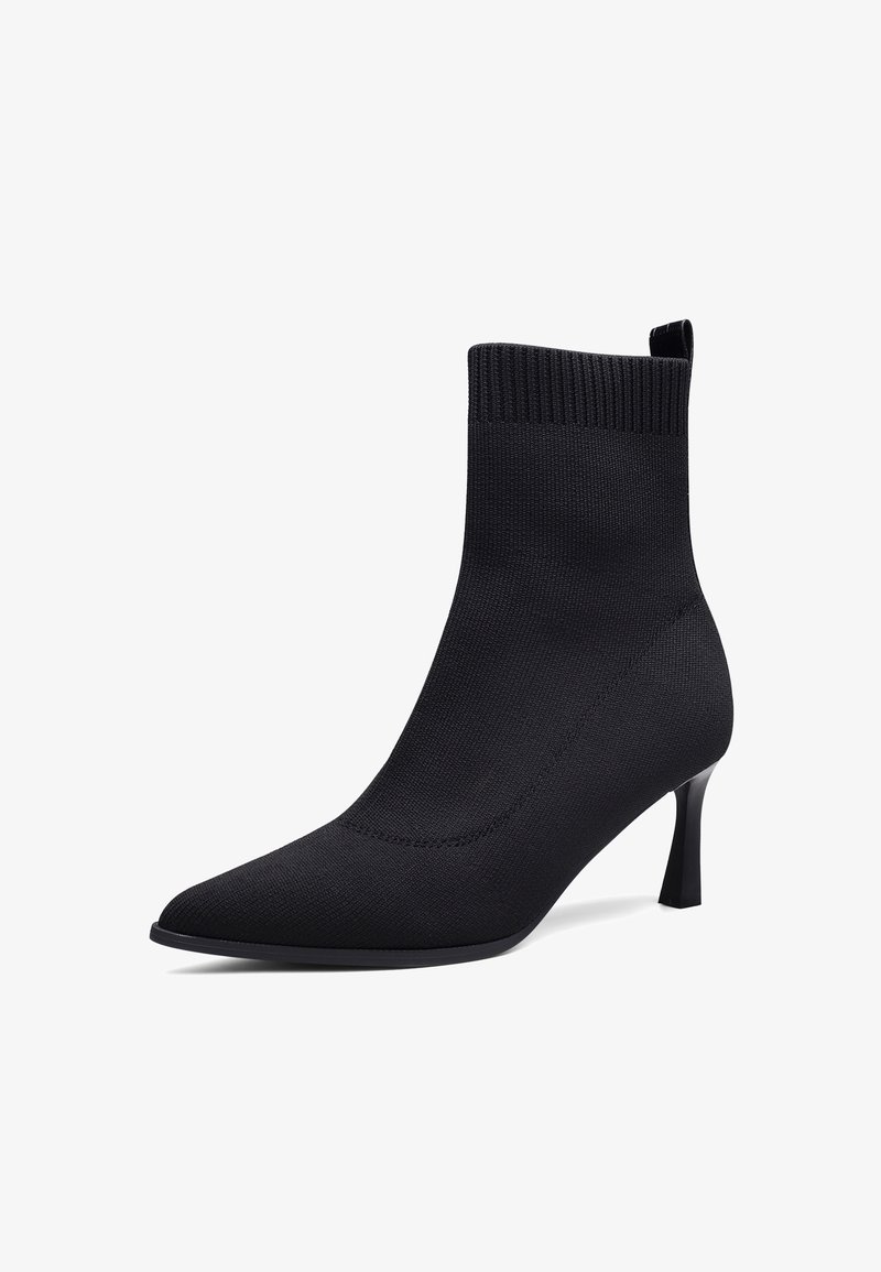 Musta nilkkurit, joissa on teksturoitu neulottu kangas, terävä kärki ja 6 cm korollinen piikkikorko. Varustettu resorireunuksella helppoa pukemista varten.