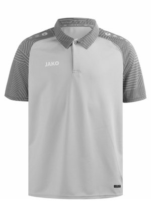 Graues Polohemd mit Kragen, kurzen Ärmeln und kontrastierendem gestreiften grauen Stoff an den Schultern. Mit "JAKO"-Logo auf der Vorderseite.