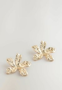 Aranyszínű, virágformájú fülbevalók, textúrált felülettel és öt szirmot tartalmazó dizájnnal, amelyek kalapált mintázatot és polírozott felületet mutatnak.