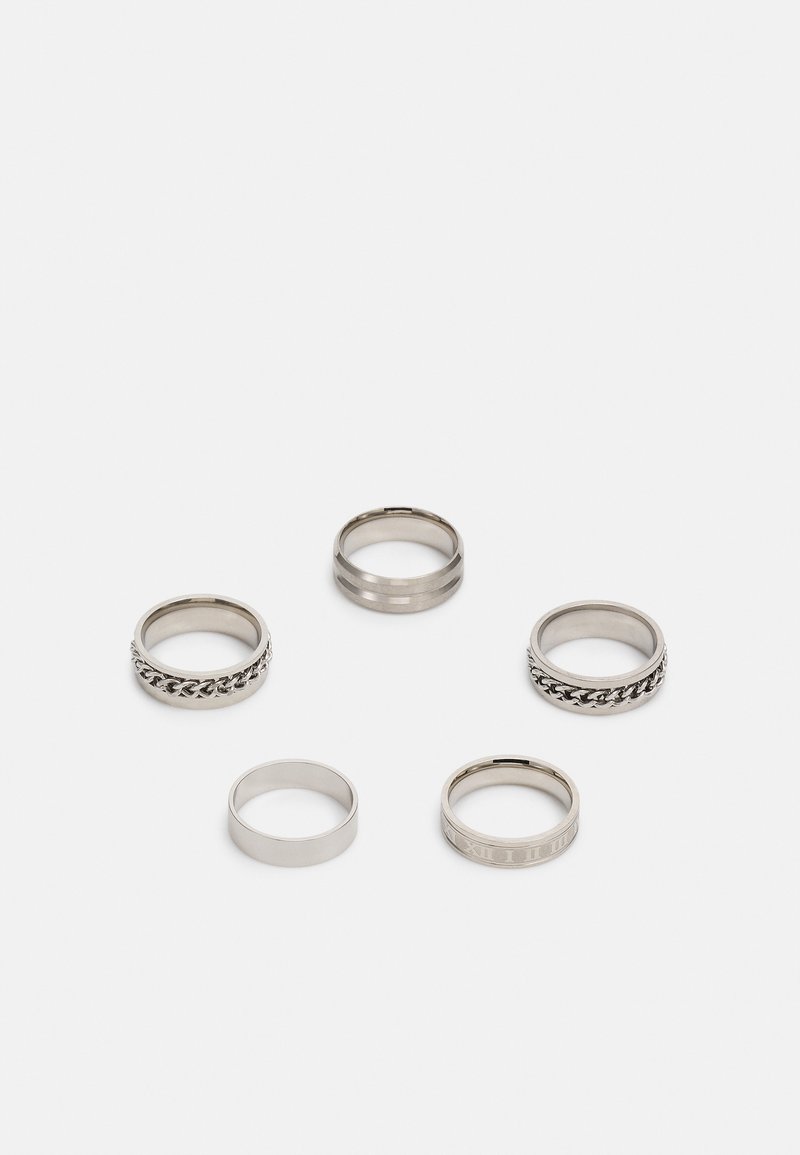 Sett med fem sølvringer med varierte design: en med kjedemønster, to glatte med teksturerte kanter, og en med inngravert tall.